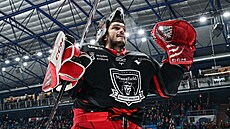 Hradecký gólman Stanislav �korvánek slaví �isté konto a triumf nad Vítkovicemi.