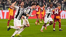 Manuel Locatelli z Juventusu slaví gól z penalty proti Galatasarayi Istanbul.