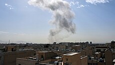 Nad Teheránem stoupá dým poté, co Izrael zahájil preventivní útok proti Íránu....