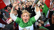 Lidé demonstrují na podporu americko-izraelských zásah� v Íránu na Potsdamer...