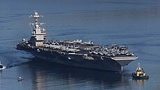 Americká letadlová lo� USS Gerald Ford odplouvá z p�ístavu na Krét� na Blízký...