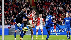 Souboj slávistického úto�níka Tomá�e Chorého s libereckým branká�em Tomá�em...