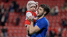 Slávistický obránce David Jurásek s dcerou Valentinou po utkání s Libercem.