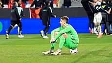 Smutný plze�ský branká� Florian Wiegele po penaltách s Panathinaikosem.