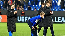 Plze�ský kapitán Luká� �erv (v p�edklonu) zpracovává porá�ku na penalty s...