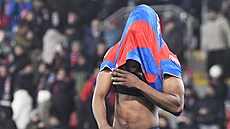 Plze�ský zálo�ník Cheick Souaré poté, co neprom�nil penaltu v rozst�elu s...