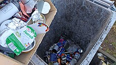 Vyhazování kovového odpadu do �edých popelnic je ve ��á�e nad Sázavou stále...