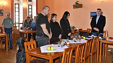Zastupitelé Ch�ibské a ve�ejnost dr�eli na zasedání minutu ticha. (25. února...