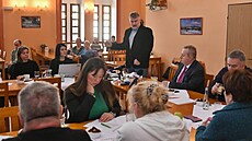 Starosta Ch�ibské Jan Macha� mluví k ostatním na prvním zasedání zastupitelstva...