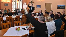 Zastupitelé Ch�ibské hlasují p�i prvním zasedání zastupitelstva po lednové...