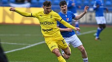 David Kozel z Mladé Boleslavi (vlevo) odehrává mí� p�ed ostravským Ji�ím Boulou.