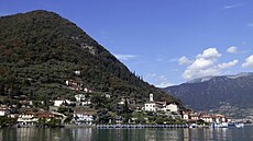 Rybá�ská vesni�ka Peschiera Maraglio na ostrov� Monte Isola v srdci italského...