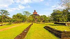 Monumentální stúpa Jetavanaramaya v posvátném m�st� Anuradhapura pat�í k...