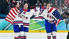 Zleva Auston Matthews, Zach Werenski a Matthew Tkachuk jedou s dresem zesnulého...