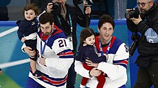 Na zlaté americké fotografii nechyb�ly ani d�ti zesnulého Johnnyho Gaudreaua....