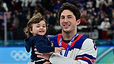 Zach Werenski dr�í v náru�ích Johnnyho Gaudreaua juniora.