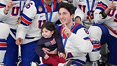 Americký obránce Zach Werenski slaví zlato i s Noa Gaudreauovou, dcerou...