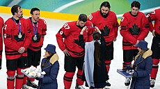 Sidney Crosby dostává st�íbrnou medaili na olympiád� v Milán�.