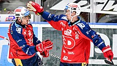 Luká� Sedlák (vlevo) slaví pardubický gól s Romanek �ervenkou.
