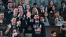 Connor Hellebuyck mává v americkém kongresu, za ním stojí jeho spoluhrá�i z...