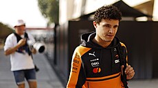 Lando Norris krá�í paddockem v Bahrajnu.