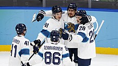 Hokejisté Finska slaví gól proti Slovensku.