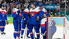 Sloven�tí hokejisté se sjí�dí k branká�i Samuelu Hlavajovi.