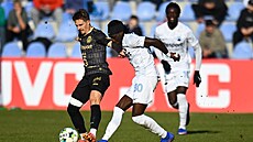 Hradecký zálo�ník Adam Vlkanova (vlevo) si kryje mí� p�ed libereckým...