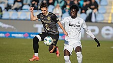 Hradecký zálo�ník Adam Vlkanova (vlevo) odehrává mí� p�ed libereckým obráncem...