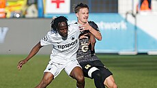 Liberecký bek Aziz Kayondo (vlevo) d�lá v�e pro to, aby si nepustil hradeckého...