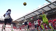 Obránce Virgil van Dijk z Liverpoolu (zády k objektivu) se trefuje v utkání...