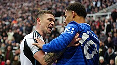 Obránce Kieran Trippier z Newcastlu (vlevo) v konfliktu se zálo�níkem Ilimanem...