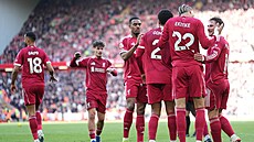 Fotbalisté Liverpoolu se v utkání s West Hamem radují ze vst�eleného gólu.