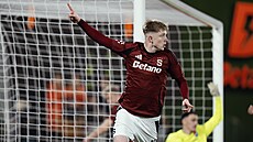 Spar�anský stoper Adam �evínský se raduje z rychlého gólu do sít� ostravského...