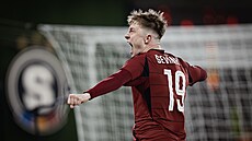 Spar�anský stoper Adam �evínský se raduje z rychlého gólu do sít� ostravského...