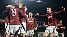 Fotbalisté Sparty v �ele s kapitánem Luká�em Haraslínem se na pra�ské Letné...