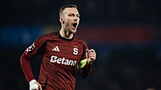 Spar�anský úto�ník a kapitán Luká� Haraslín oslavuje vst�elenou branku.