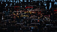 DVANÁCTÝ HRÁ� SPARTY. Tak pra�ský klub oslovuje své fanou�ky, kte�í p�ed...