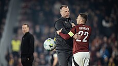 Spar�anský kapitán Luká� Haraslín se chytá s kou�em Baníku Ond�ejem Smetanou.