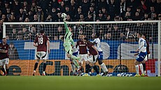 Spar�anský branká� Jakub Surov�ík zasahuje v utkání proti ostravskému Baníku.