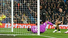 Úto�ník Antoine Semenyo z Manchesteru City zblízka p�ekonává branká�e Karla...