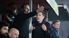 Rozlícený spar�anský kou� Brian Priske v diskuzi s rozhod�ím b�hem utkání s...