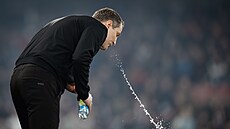 Spar�anský kou� Brian Priske se ob�erstvuje b�hem utkání s Baníkem.