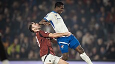 Úto�ník Baníku Abdallah Gning (vpravo) u�t�d�il úder spar�anskému zálo�níkovi...