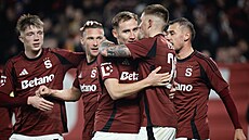 Spar�an�tí fotbalisté se radují ze vst�elené branky.