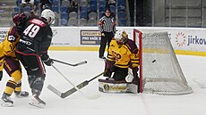 Chomutovský úto�ník Cole Coskey pálí na jihlavského branká�e Maxima �ukova.