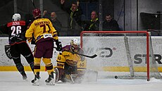 Jihlavský branká� Maxim �ukov inkasuje v Chomutov� gól v posledním zápase...