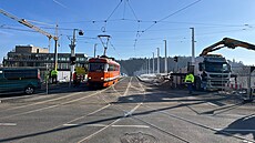 M��ící tramvaj na Dvoreckém most� (25. února 2026)