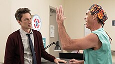 Tod (Robert Maschio) chce od Johna �high five�.
