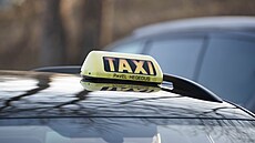 Auta taxiká�� zdobily r��ové a reflexn� zelené pruhy v barvách reflexních prvk�...